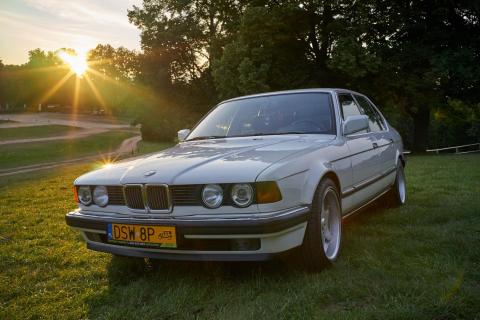 BMW 735i - E32