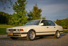 BMW 735i (E32) Bok