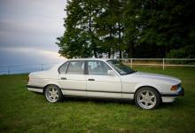 BMW 735i (E32) Bok